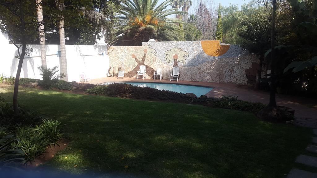 Rosebank Lodge & Backpacker Johannesburg Buitenkant foto