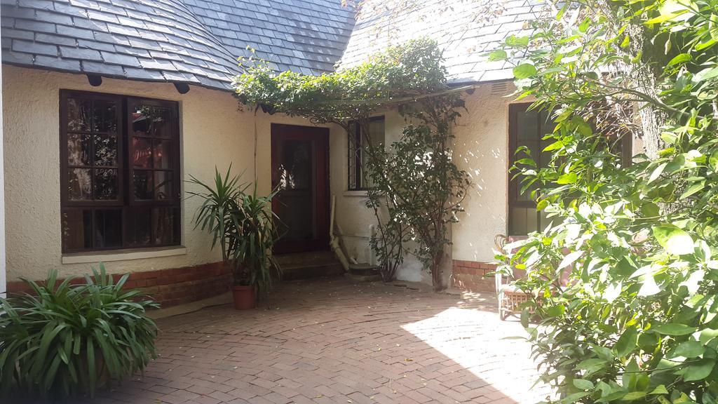 Rosebank Lodge & Backpacker Johannesburg Buitenkant foto